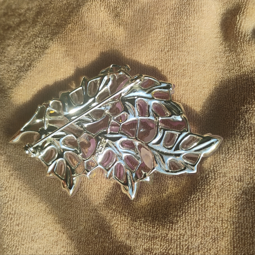 Lisner 1950's Signed Pink Molded Lucite Clip-On Earrings & Brooch (Set Of 3) - Picture 4 of 10
